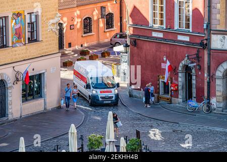 Varsovie, Pologne - 22 août 2018 : place du marché de la vieille ville de rynek avec rue historique pendant l'été vue à grand angle le matin et les gens sur le trottoir va Banque D'Images