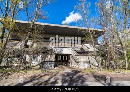 Stade abandonné à Pripyat, région de Tchernobyl, Ukraine en une journée d'été Banque D'Images