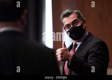 Washington, District de Columbia, États-Unis. 23 février 2021. XAVIER BECERRA fait un pouce à l'audience du Comité sénatorial américain de la santé, de l'éducation et du travail pour sa nomination. De Becerra est un candidat pour servir comme secrétaire de la Santé et des Services sociaux. Credit: Lénine Nolly/ZUMA Wire/Alamy Live News Banque D'Images