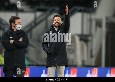 Derby, Royaume-Uni. 23 février 2021. Carlos Corberán, directeur de Huddersfield Town, donne des instructions à son équipe à Derby, Royaume-Uni, le 23/2021. (Photo de Mark Cosgrove/News Images/Sipa USA) crédit: SIPA USA/Alay Live News Banque D'Images