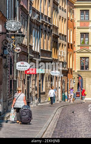 Varsovie, Pologne - 23 août 2018 : vieille ville pendant la journée d'été avec pavés rudes pavés ruelle étroite de la rue arrière ul Piwna et magasins Banque D'Images