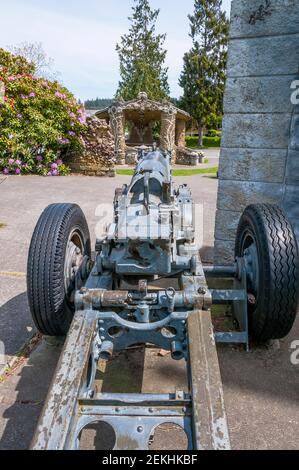 Ancienne pièce d'artillerie à canon (un Howitzer M116 de 75 mm) commémorative près du belvédère en pierre du Causland Memorial Park à Anacortes, Washington. Banque D'Images