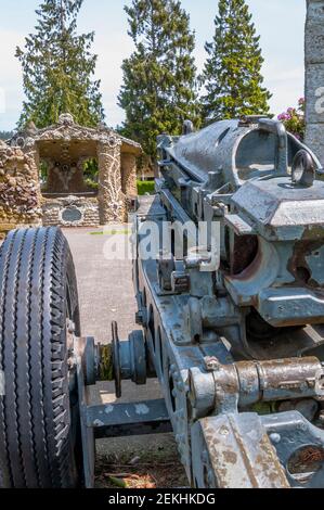 Ancienne pièce d'artillerie à canon (un Howitzer M116 de 75 mm) commémorative près du belvédère en pierre du Causland Memorial Park à Anacortes, Washington. Banque D'Images