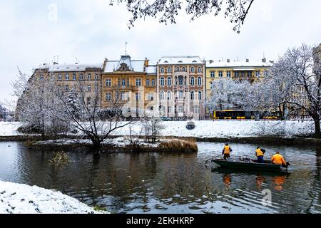 Wroclaw, Pologne - Mars 31 2020 personnes sur la petite moat de nettoyage de bateau Banque D'Images