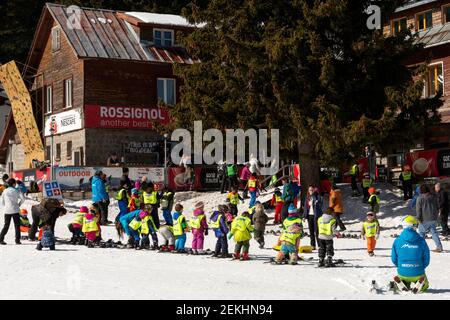 Enfants fréquentant une école de ski apprenant à skier à la cabane Aleko dans le mont Vitosha près de Sofia, Bulgarie, Europe de l'est, UE en février 2021. Banque D'Images