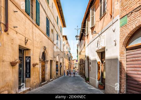 Montalcino, Italie - 26 août 2018 : village de Toscane en été avec ruelle étroite et murs de pierre pour Binario Banque D'Images