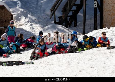 Groupe d'enfants à l'école de ski assis dans la neige ayant une pause déjeuner à Vitosha Mountain près de Sofia, Bulgarie, Europe de l'est, UE en février 2021. Banque D'Images