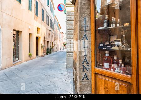 Montalcino, Italie - 26 août 2018 : petit village historique en Toscane le jour de l'été et personne avec la fermeture de la boutique Italiana signe Banque D'Images