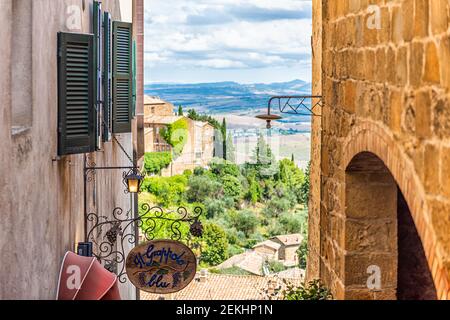 Montalcino, Italie - 26 août 2018 : village historique de Toscane avec vue sur les collines entre les bâtiments, à quelques pas du jardin et de la Villa le Prata Banque D'Images