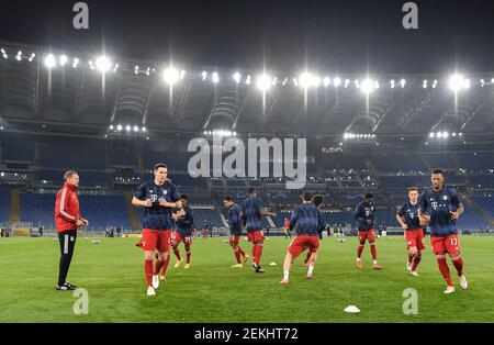 ROM, Italie. 23 février 2021. Football: Ligue des Champions, Lazio Roma - FC Bayern München, knockout Round, Round de 16, première jambe au Stadio Olimpico di Roma. Les joueurs de Munich se réchauffent avant le match. Credit: Giuseppe Maffia/dpa/Alay Live News Banque D'Images