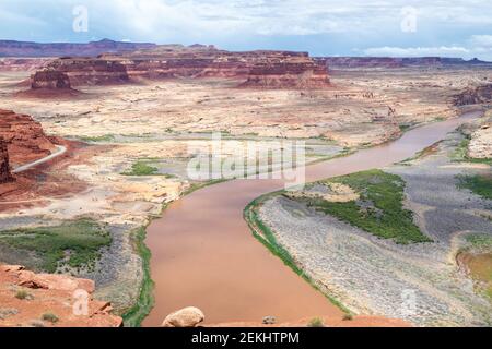 Vue panoramique sur le fleuve Colorado et Hite, Utah, États-Unis, lors d'une belle journée d'été. Banque D'Images