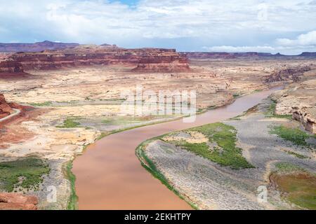 Vue panoramique sur le fleuve Colorado et Hite, Utah, États-Unis, lors d'une belle journée d'été. Banque D'Images