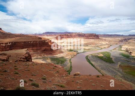 Vue panoramique sur le fleuve Colorado et Hite, Utah, États-Unis, lors d'une belle journée d'été. Banque D'Images