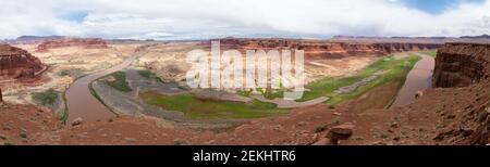 Vue panoramique sur le fleuve Colorado et Hite, Utah, États-Unis, lors d'une belle journée d'été. Banque D'Images