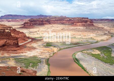 Vue panoramique sur le fleuve Colorado et Hite, Utah, États-Unis, lors d'une belle journée d'été. Banque D'Images