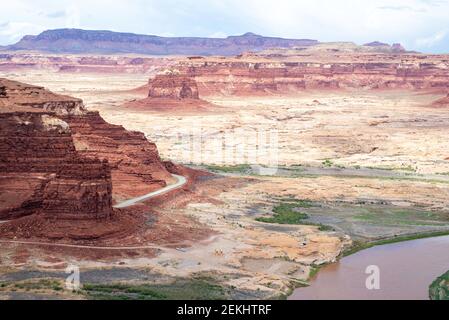 Vue panoramique sur le fleuve Colorado et Hite, Utah, États-Unis, lors d'une belle journée d'été. Banque D'Images