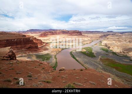 Vue panoramique sur le fleuve Colorado et Hite, Utah, États-Unis, lors d'une belle journée d'été. Banque D'Images