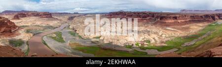 Vue panoramique sur le fleuve Colorado et Hite, Utah, États-Unis, lors d'une belle journée d'été. Banque D'Images