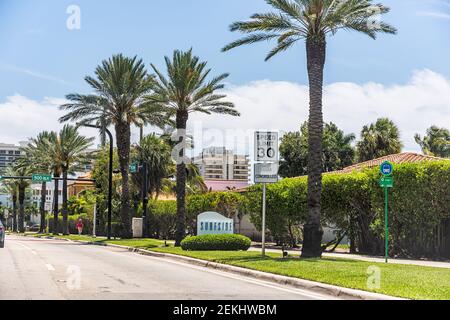 Surfside, États-Unis - 8 mai 2018: Rue dans la ville de Miami Dade County avec signe de bienvenue pour Surfside, Floride avec les gens qui marchent sur le trottoir au bord de la paume Banque D'Images