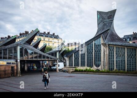 Rouen, France, octobre 2020, vue d'une femme traversant la place du Vieux-marché avec l'église Jeanne d'Arc Banque D'Images