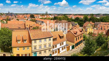 Vue panoramique aérienne de Quedlinburg en une belle journée d'été, en Allemagne Banque D'Images