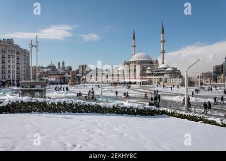 Place Taksim en hiver dans le district de Beyoglu à Istanbul, Turquie Banque D'Images