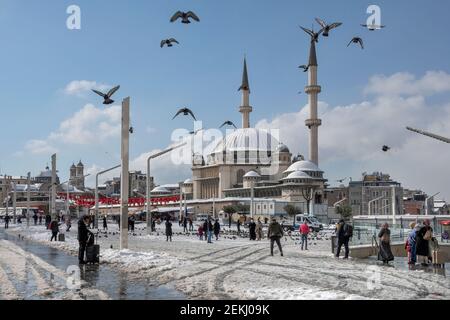 Place Taksim en hiver dans le district de Beyoglu à Istanbul, Turquie Banque D'Images