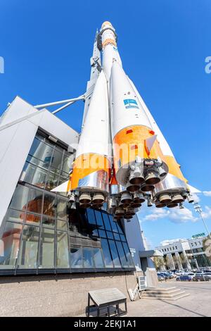 Samara, Russie - 4 mai 2019 : Real Soyuz vaisseau spatial comme monument à l'entrée du Musée de l'espace. Hauteur de fusée avec bâtiment - 68 mètres, Banque D'Images