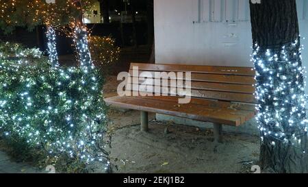 Bancs vides et décorations de Noël dans un complexe d'appartements d'hiver la nuit à Séoul, Corée Banque D'Images