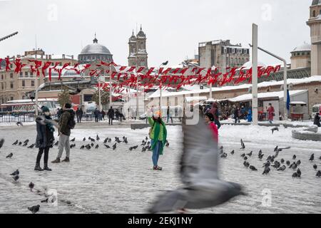 Place Taksim en hiver dans le district de Beyoglu à Istanbul, Turquie Banque D'Images