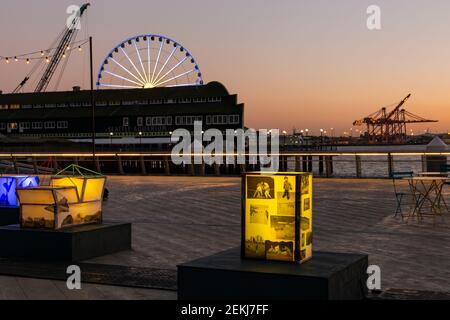 WA19352-00...WASHINGTON - sculptures lumineuses sur le quai 62, qui fait partie du Seattle Waterfront Park sur Elliot Bay. 2021 Banque D'Images