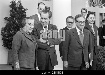 Le premier ministre israélien Golda Meir, debout avec le président américain Richard Nixon et le secrétaire d'État américain Henry Kissinger, à l'extérieur de la Maison Blanche, Washington, D.C., États-Unis, Marion S. Trikosko, 1er novembre 1973 Banque D'Images