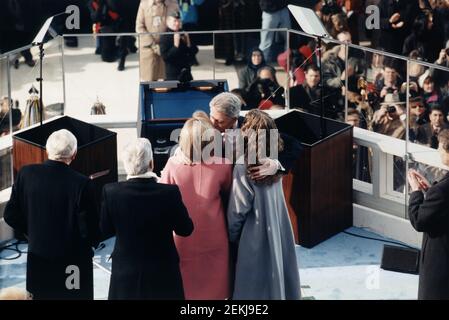 Le président américain Bill Clinton embrassant sa fille, Chelsea, et embrassant sa femme, Hillary, après les cérémonies inaugurales présidentielles sur le front ouest du Capitole des États-Unis, Washington, D.C., États-Unis, Architect of the Capitol Collection, 20 janvier 1997 Banque D'Images