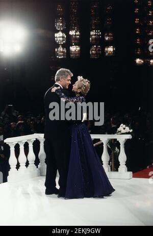 U.S. Bill Clinton et la première dame Hillary Rodham Clinton, portrait intégral, danse au Presidential Inaugural ball, Washington, D.C., États-Unis, photo officielle de la Maison Blanche, 20 janvier 1993 Banque D'Images