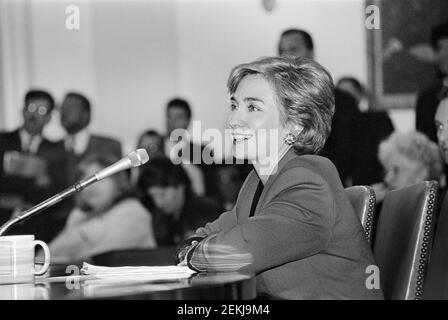 La première dame des États-Unis Hillary Clinton lors de sa présentation à l'audience du Congrès sur la réforme des soins de santé, Washington, D.C., États-Unis, Maureen Keating, Septembre 1993 Banque D'Images