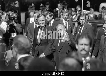 Cérémonie d'arrivée au sommet Union soviétique-États-Unis avec le président américain George H.W. Bush et le président soviétique Mikhaïl Gorbatchev, Washington, D.C., États-Unis, R. Michael Jenkins, 31 mai 1990 Banque D'Images