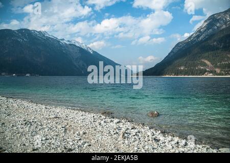 Lac alpin Achensee avec eaux claires turquoise vertes et Alpes paysage de montagnes à Pertisau, Tirol Autriche Banque D'Images