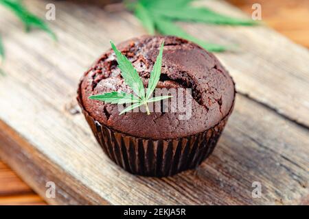 Muffins au chocolat avec de l'herbe de cannabis cbd. Médicaments marijuana chanvre drogues dans le dessert alimentaire. Cuisson des muffins aux mauvaises herbes au chocolat. Cupcake avec ma Banque D'Images