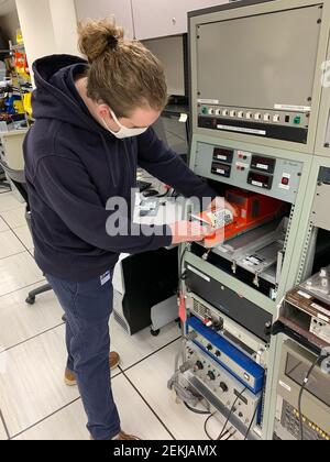 (210223) -- SAN FRANCISCO, 23 février 2021 (Xinhua) -- Photo prise aux États-Unis, le 22 février 2021 montre un ingénieur aérospatial (spécialiste de l'enregistreur) de la Division des enregistreurs de véhicules du Bureau de recherche et d'ingénierie du National Transportation Safety Board (NTSB) qui télécharge l'enregistreur de données de vol du Boeing 777-200 du vol 328 d'United Airlines. Boeing Company a déclaré dimanche qu'elle appuyait la décision de suspendre l'exploitation de 777 avions équipés de moteurs Pratt & Whitney 4000-112 après qu'un Boeing 777-200 ait subi un problème de moteur le 20 février. Un Boeing 777-200 Banque D'Images