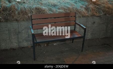 Banc en bois sur la rue la nuit Banque D'Images