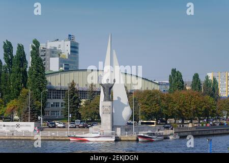 Kaliningrad, Russie - septembre 2020 : remblai sur la rivière Pregolya. Monument aux pêcheurs morts et Nicholas Wonderworker. Banque D'Images