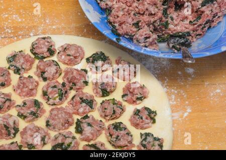 Cuisson de boulettes de pâte et de viande hachée aux épinards. Gros plan, mise au point sélective. Banque D'Images