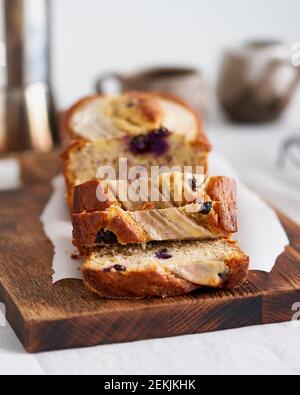 Pain à la banane, tranche de gâteau avec banane et bleuets. Petit déjeuner avec café Banque D'Images