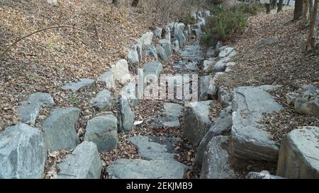 Fossé en pierre sur le sentier de randonnée Banque D'Images