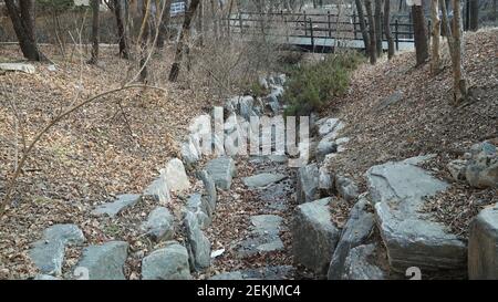 Fossé en pierre sur le sentier de randonnée Banque D'Images