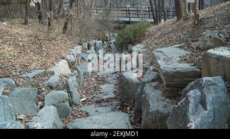 Fossé en pierre sur le sentier de randonnée Banque D'Images