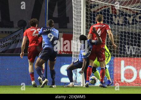 High Wycombe, Royaume-Uni. 23 février 2021. Fred Onyedinma de Wycombe Wanderers (c) marque le 1er but de ses équipes. EFL Skybet Championship Match, Wycombe Wanderers v Reading au stade Adams Park à High Wycombe, Buckinghamshire, le mardi 23 février 2021 . cette image ne peut être utilisée qu'à des fins éditoriales. Utilisation éditoriale uniquement, licence requise pour une utilisation commerciale. Aucune utilisation dans les Paris, les jeux ou les publications d'un seul club/ligue/joueur. photo par Steffan Bowen/Andrew Orchard sports photographie/Alay Live news crédit: Andrew Orchard sports photographie/Alay Live News Banque D'Images