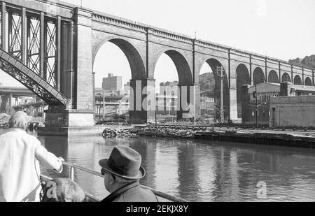 Le High Bridge (pont Aqueduct) vu d'un bateau sur la rivière Harlem, New York Ciy, NYC, USA, 1965 Banque D'Images