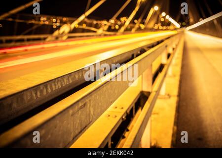 Photo en exposition longue du pont de Poya, avec des sentiers de lumière sur la gauche et les piliers du pont en arrière-plan, Fribourg, Suisse Banque D'Images