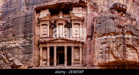 Formations rocheuses avec Treasury, Petra, Jordanie Banque D'Images